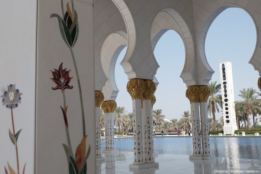 Тени мечети в Абу-Даби, Сваровски и плюшевый шейх