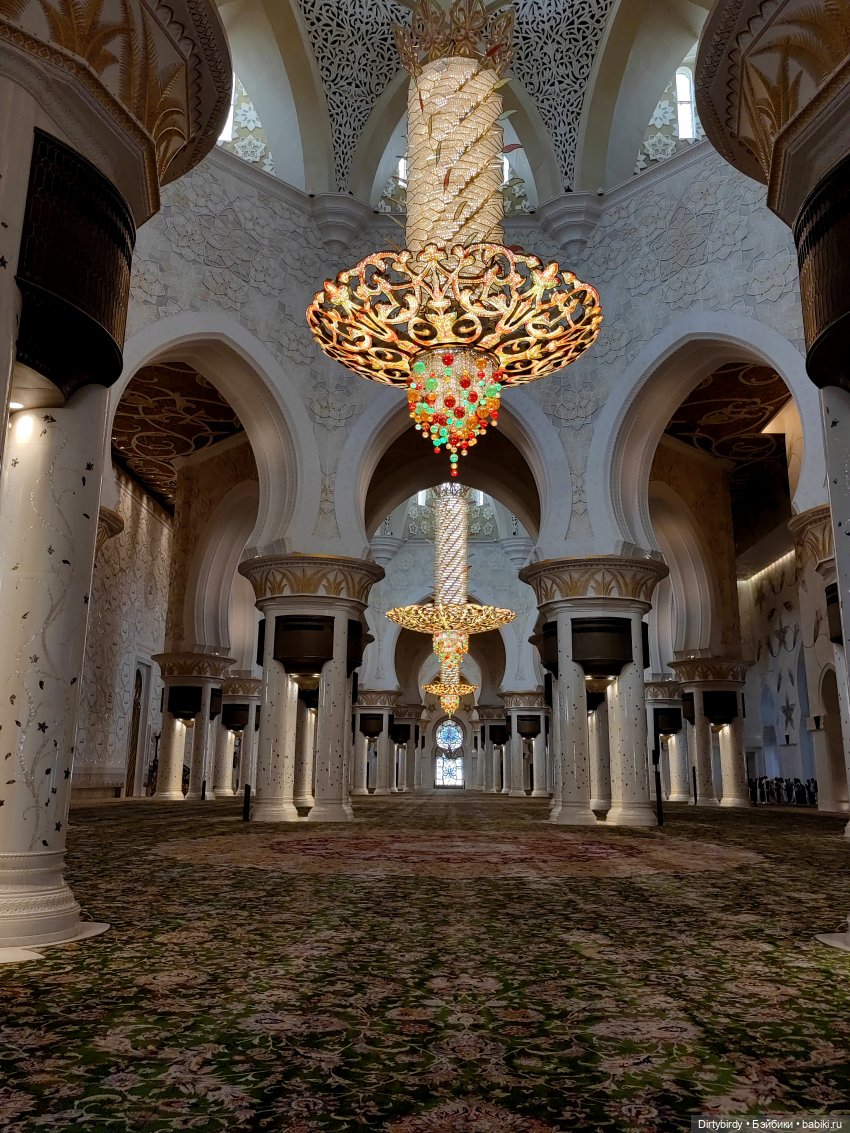 Тени мечети в Абу-Даби, Сваровски и плюшевый шейх