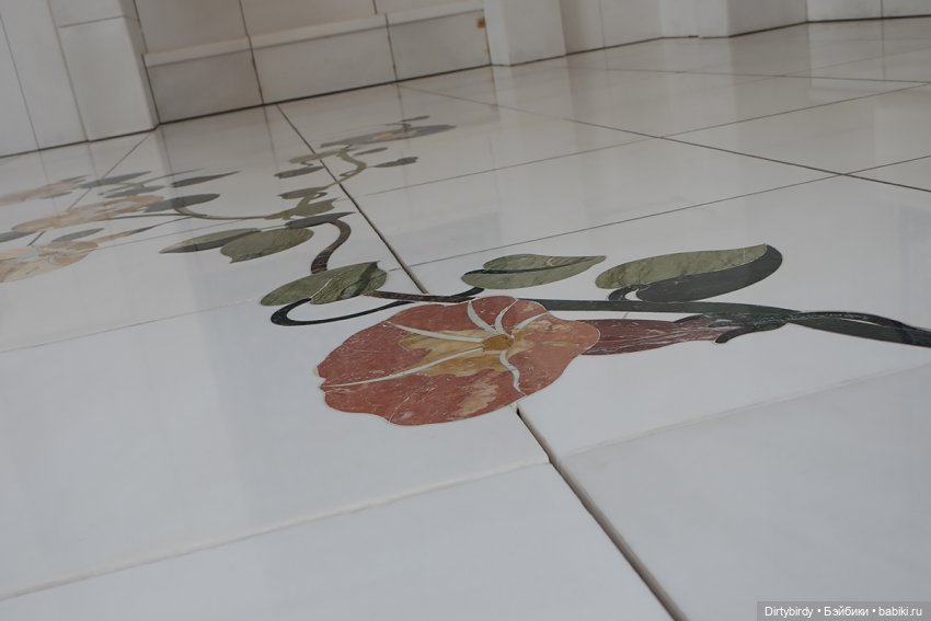 Тени мечети в Абу-Даби, Сваровски и плюшевый шейх