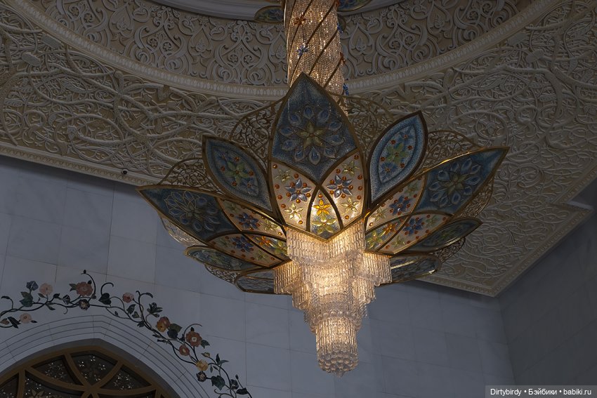 Тени мечети в Абу-Даби, Сваровски и плюшевый шейх