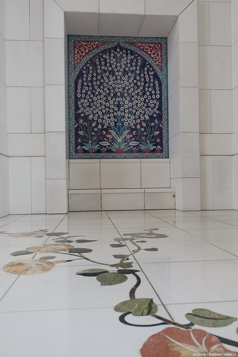 Тени мечети в Абу-Даби, Сваровски и плюшевый шейх