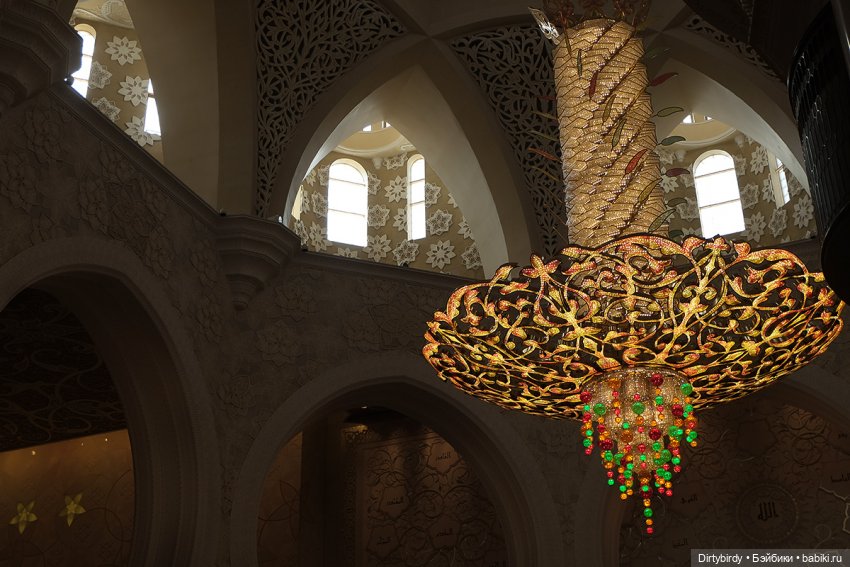 Тени мечети в Абу-Даби, Сваровски и плюшевый шейх