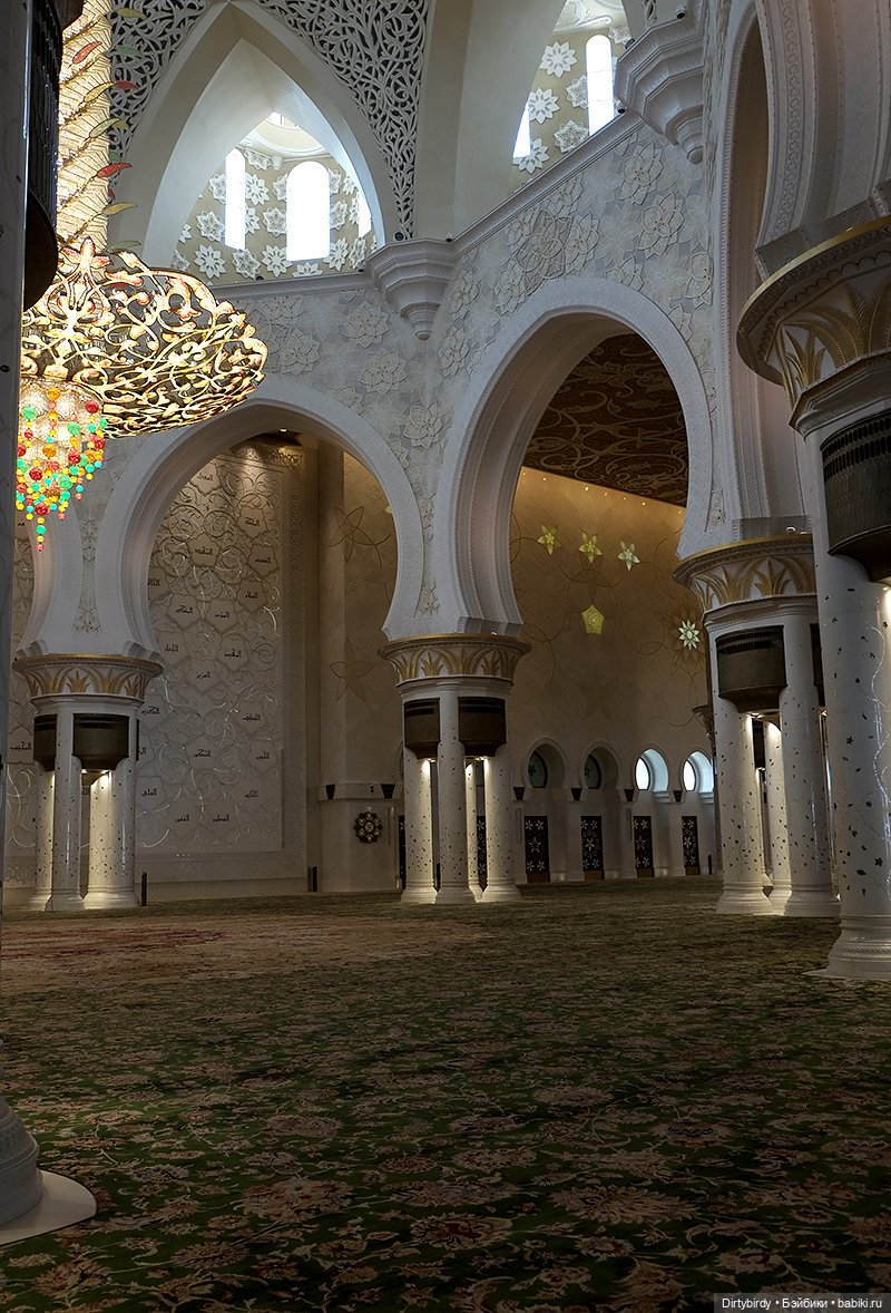 Тени мечети в Абу-Даби, Сваровски и плюшевый шейх