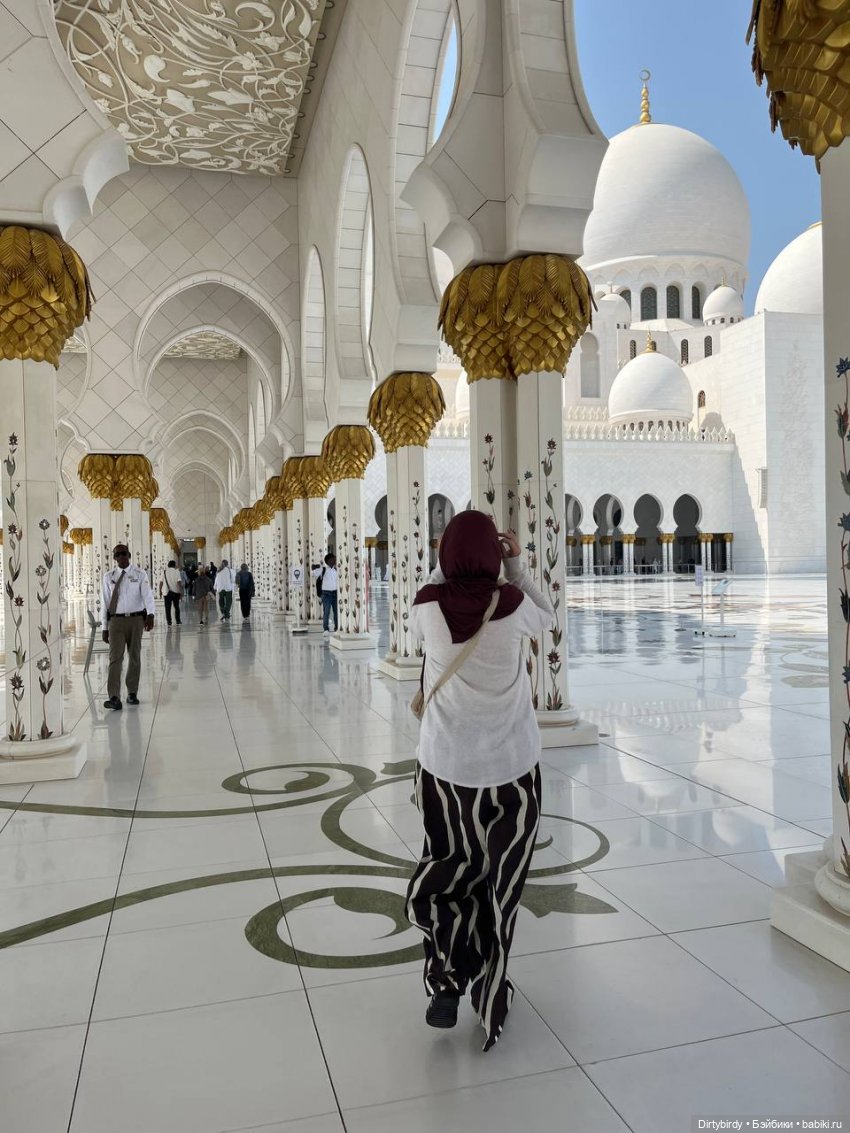 Тени мечети в Абу-Даби, Сваровски и плюшевый шейх