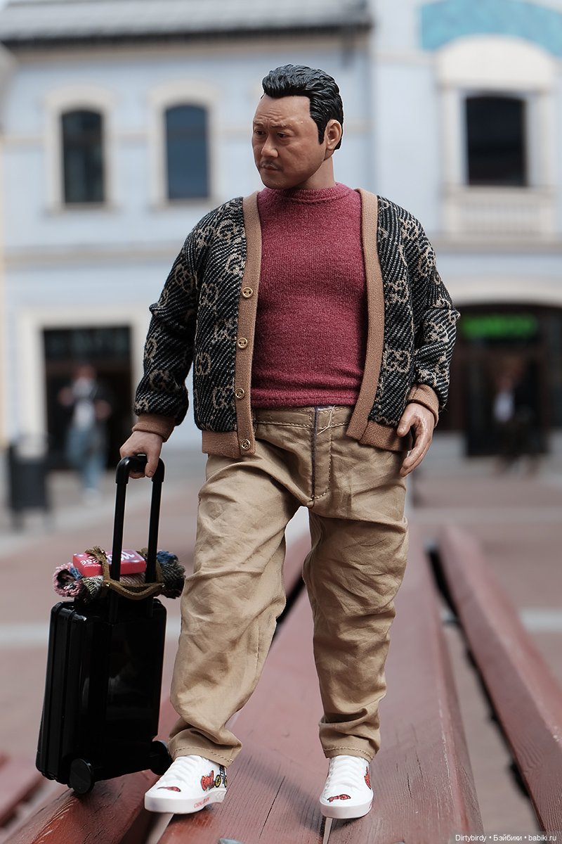 Выход в свет дядюшки Рэя — Экшн