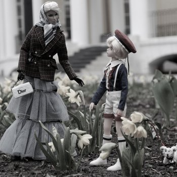 Юный князь Феликс Юсупов на променаде с матушкой в одном из своих московских имений