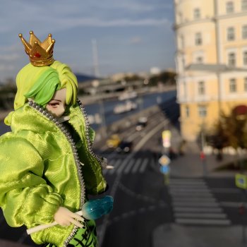 Немного придурковатой зелени на осенних улицах Москвы. Гуляем с Огурчиком.💚💹
