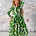 Платье на Барби зеленое в ромашку