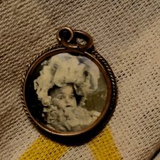 Кулон кукольный.Подарок от бабушки на Пасху.