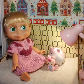 Вечером Маша играет