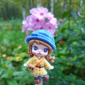 Маленькая уткодевочка в жёлтом пальто.1.