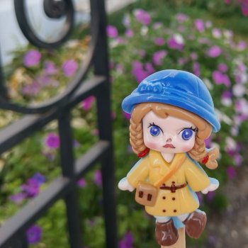 Маленькая уткодевочка в жёлтом пальто.2.