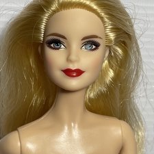 Голова Барби Холидей 2017 на модельном теле нюд