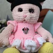 Кошечка в образе Минни Маус