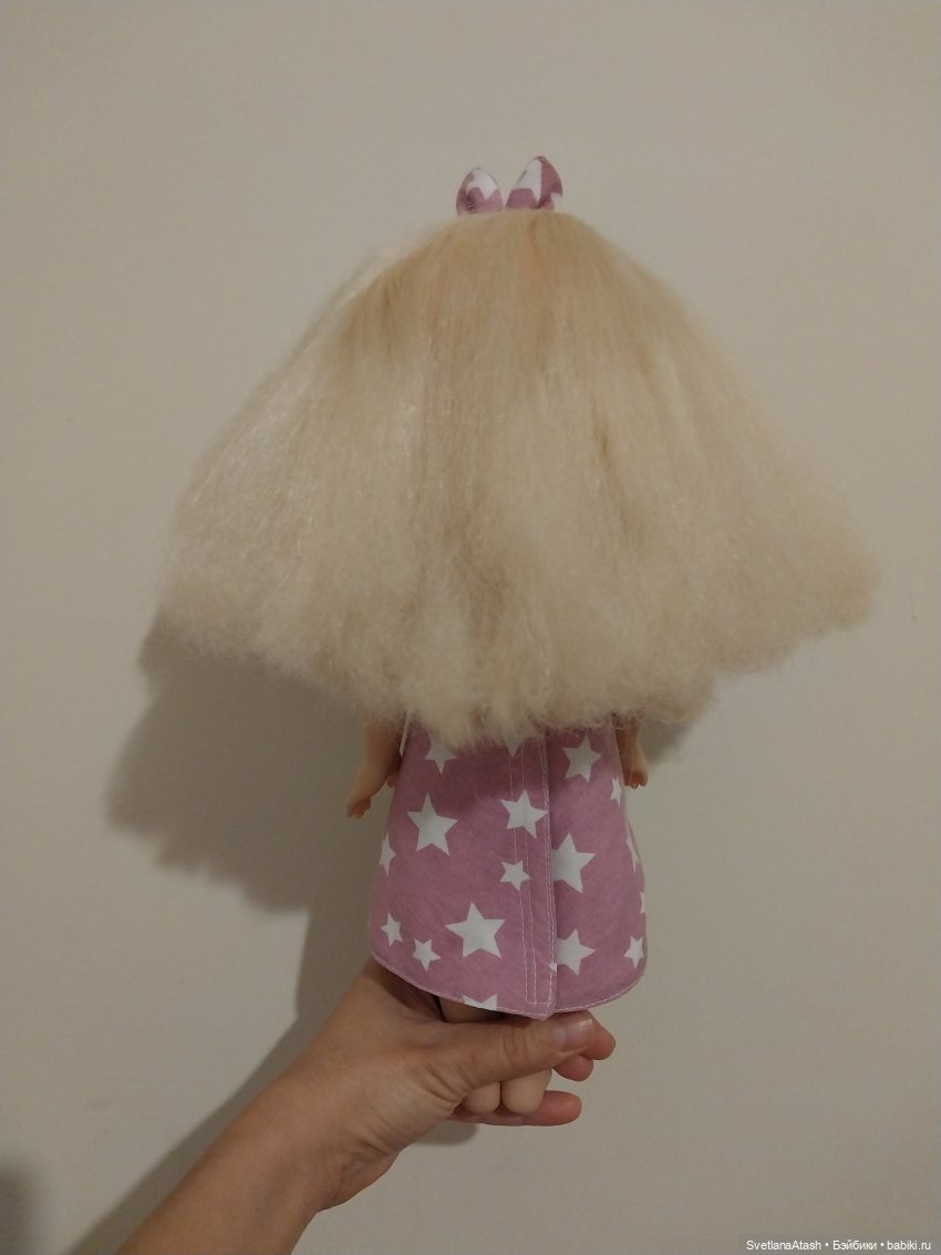 Космы нечёсанные, с которыми я справилась (необычный инструмент, чтобы расчесать ужасно спутанные волосы куклы)