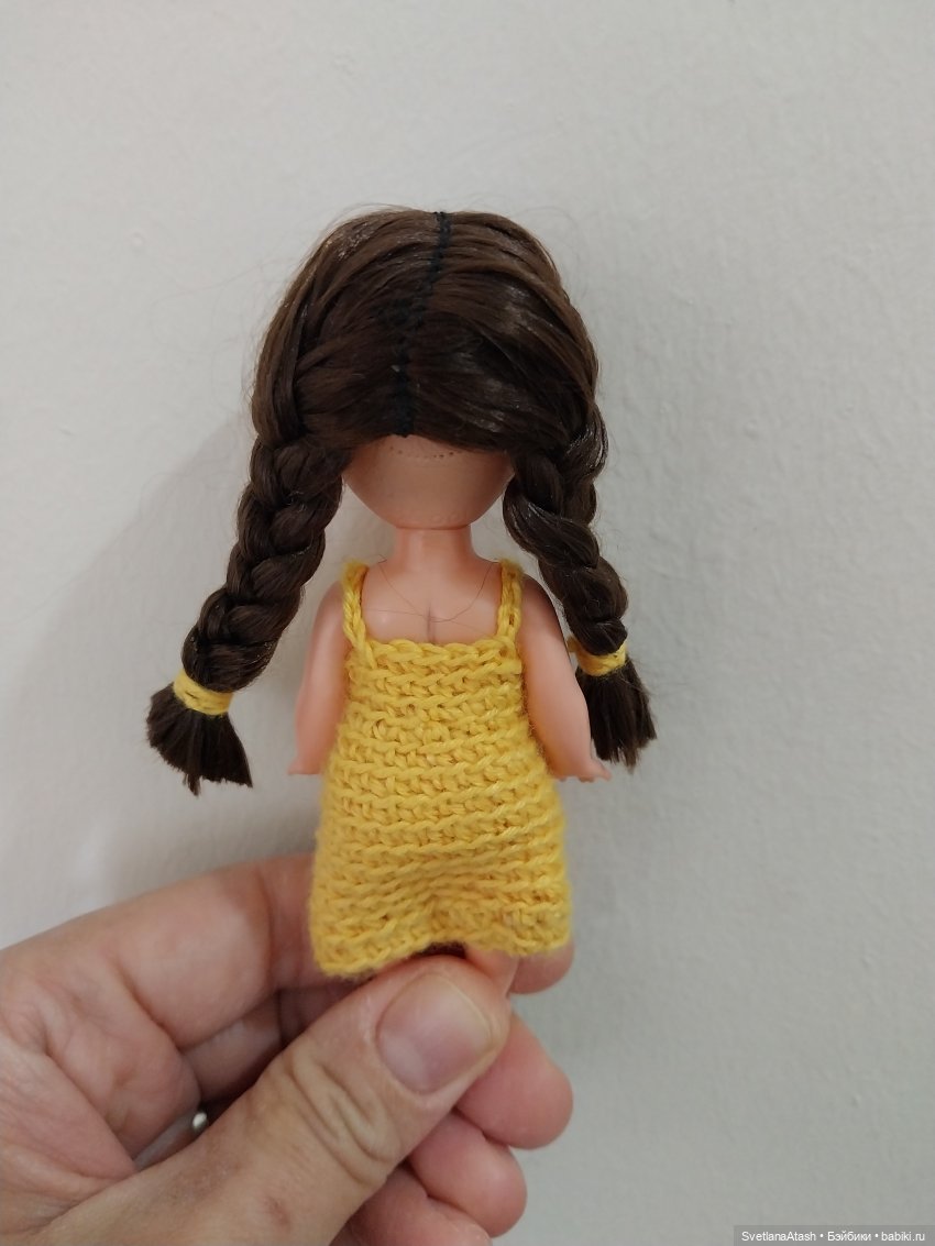 Приведение в порядок маленькой куколки: замена волос на паричок, сшита постелька и платье (фото 3)