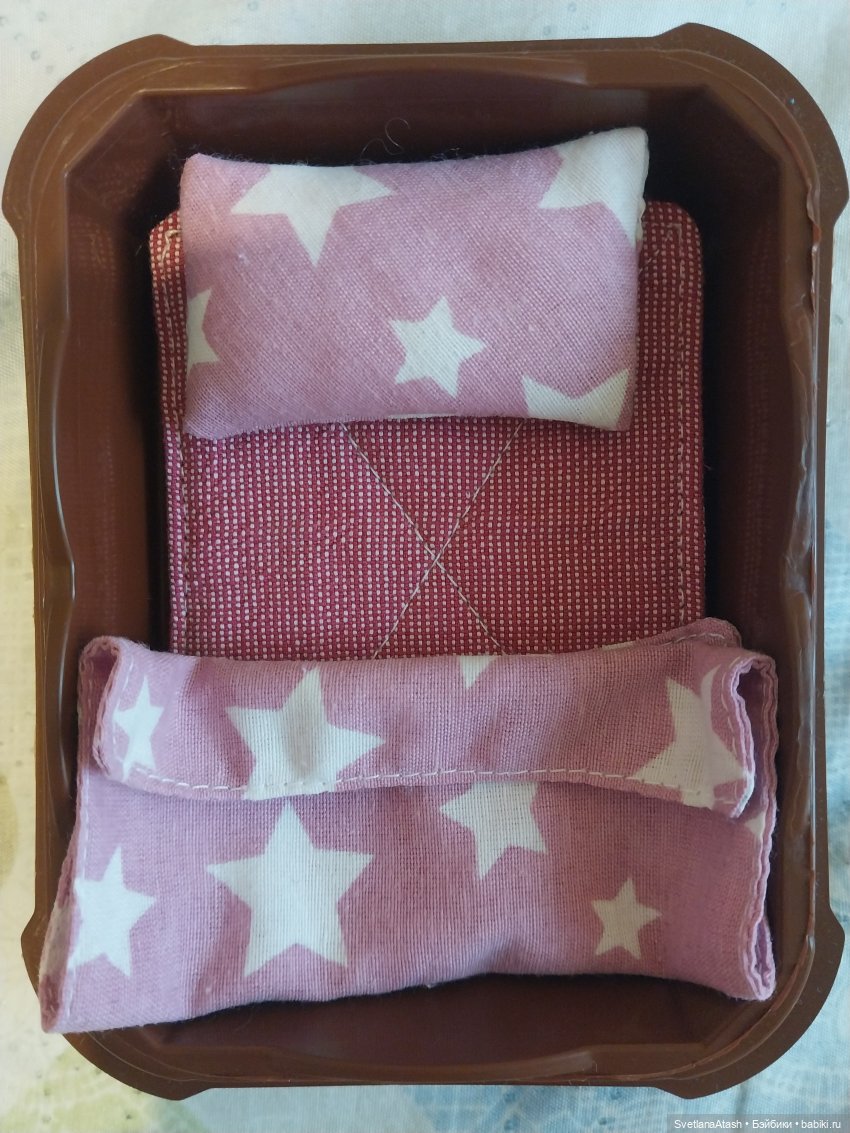 Приведение в порядок маленькой куколки: замена волос на паричок, сшита постелька и платье (фото 5)