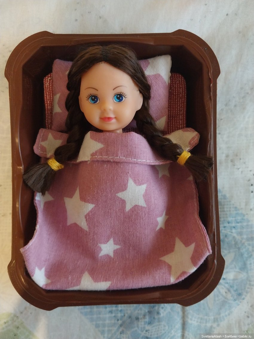 Приведение в порядок маленькой куколки: замена волос на паричок, сшита постелька и платье (фото 6)