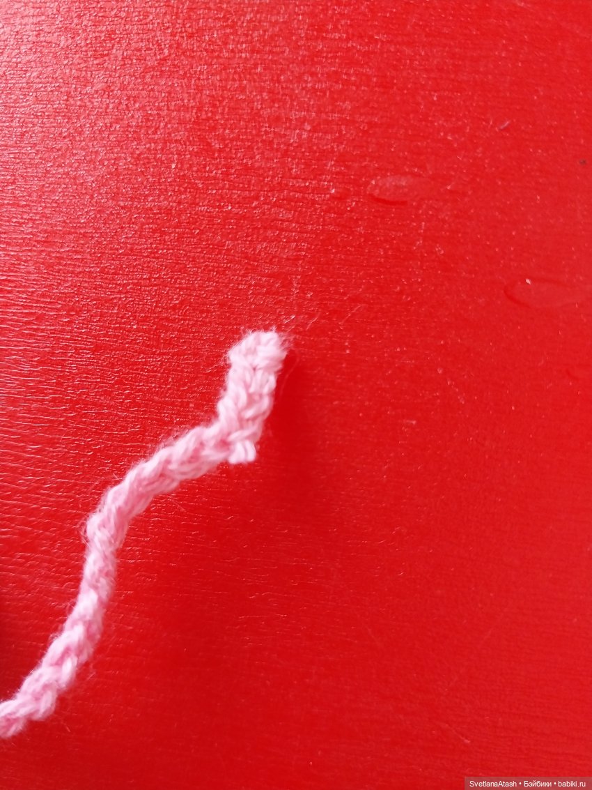 Простое платье для куклы, вязанное крючком (мастер класс)