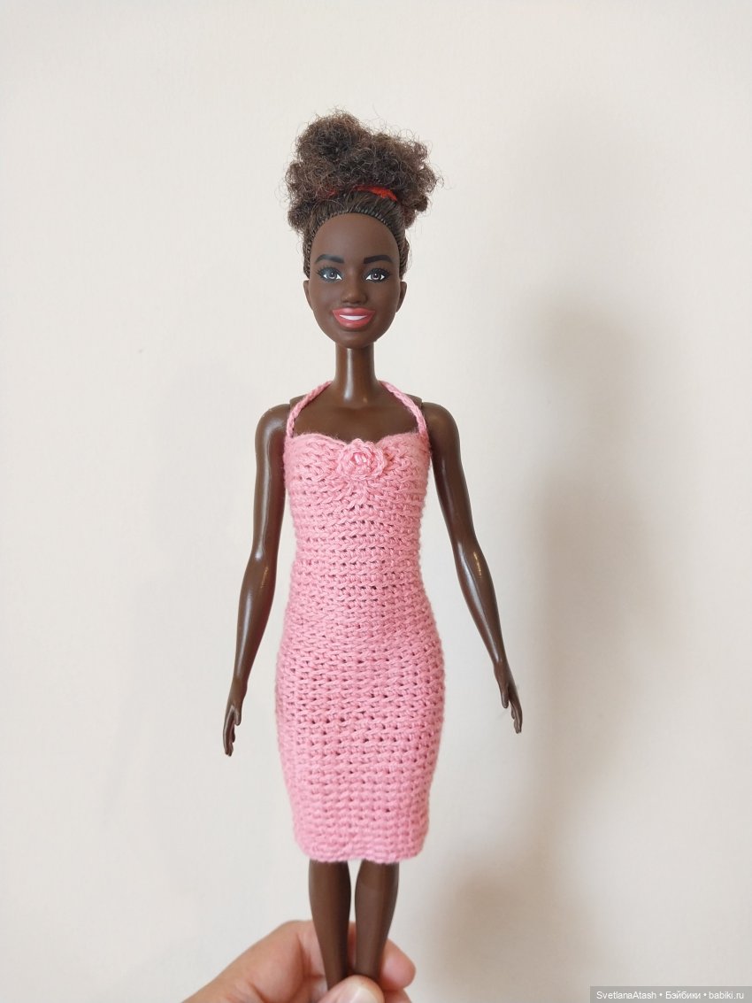 Простое платье для куклы, вязанное крючком (мастер класс)