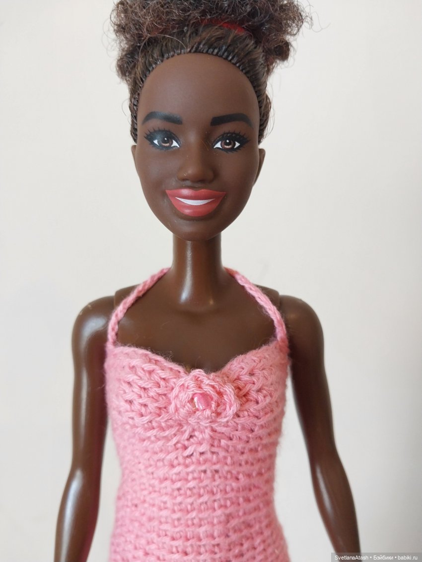 Простое платье для куклы, вязанное крючком (мастер класс)