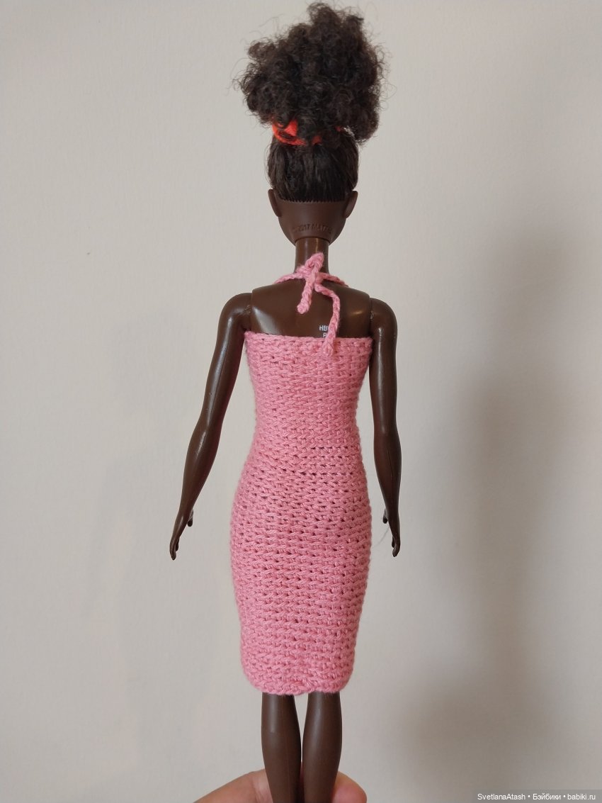 Простое платье для куклы, вязанное крючком (мастер класс)