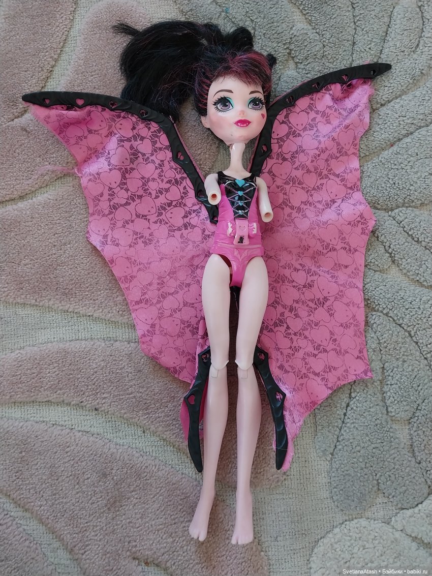 Куклы дочек подруги приходили лечиться + выкройка брюк и безрукавной блузки на куклу Hasbro Super girls (фото 2)