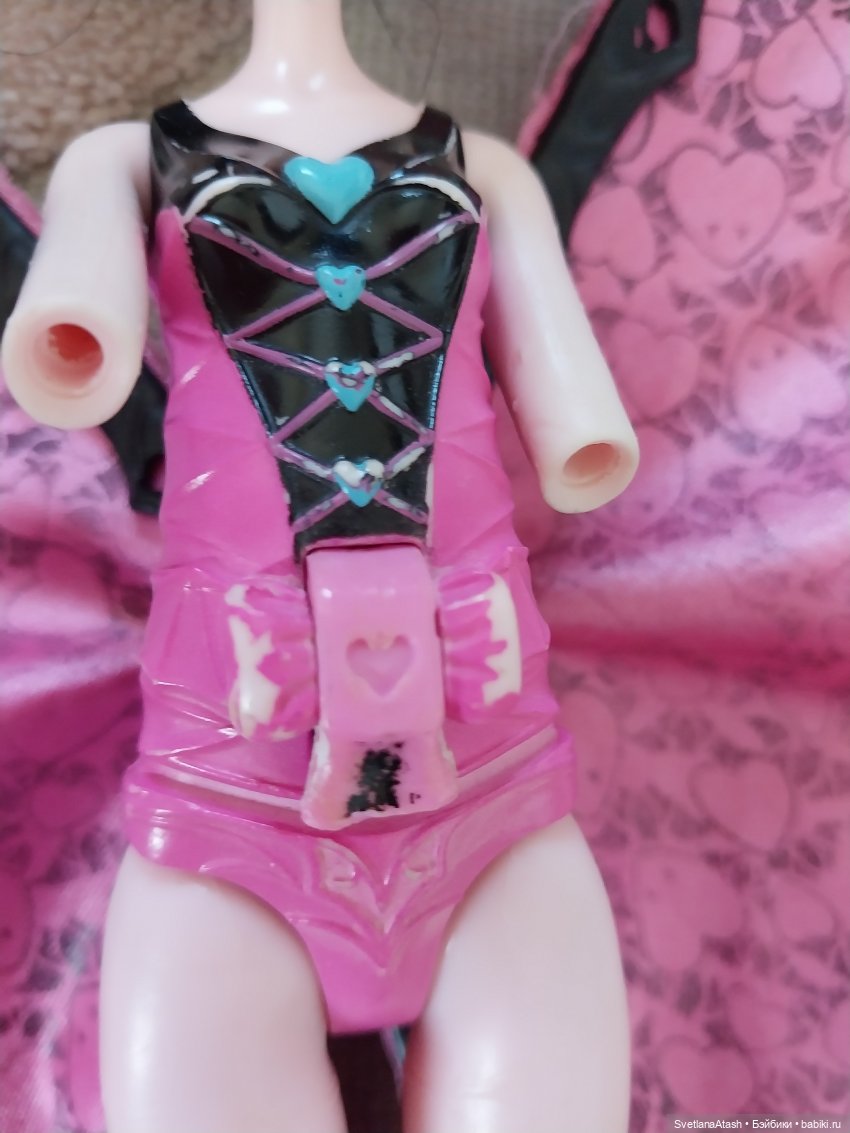 Куклы дочек подруги приходили лечиться + выкройка брюк и безрукавной блузки на куклу Hasbro Super girls (фото 4)