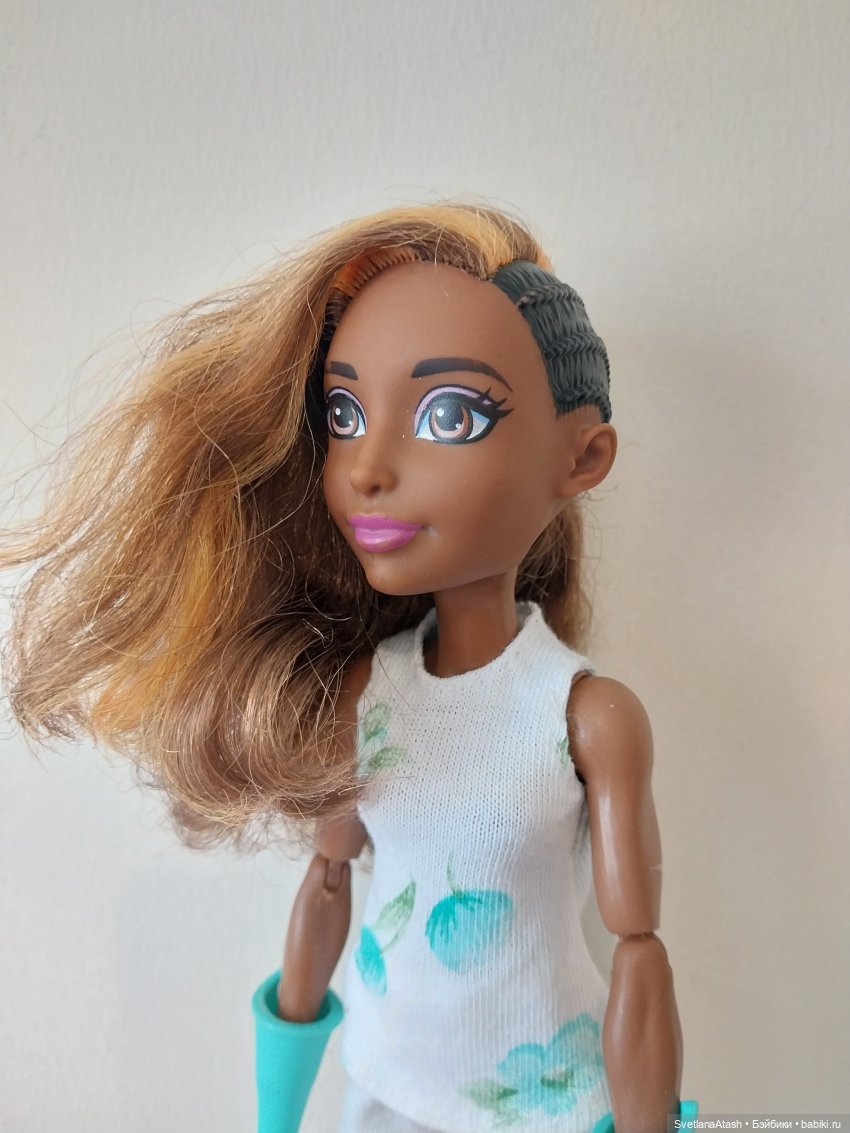 Куклы дочек подруги приходили лечиться + выкройка брюк и безрукавной блузки на куклу Hasbro Super girls