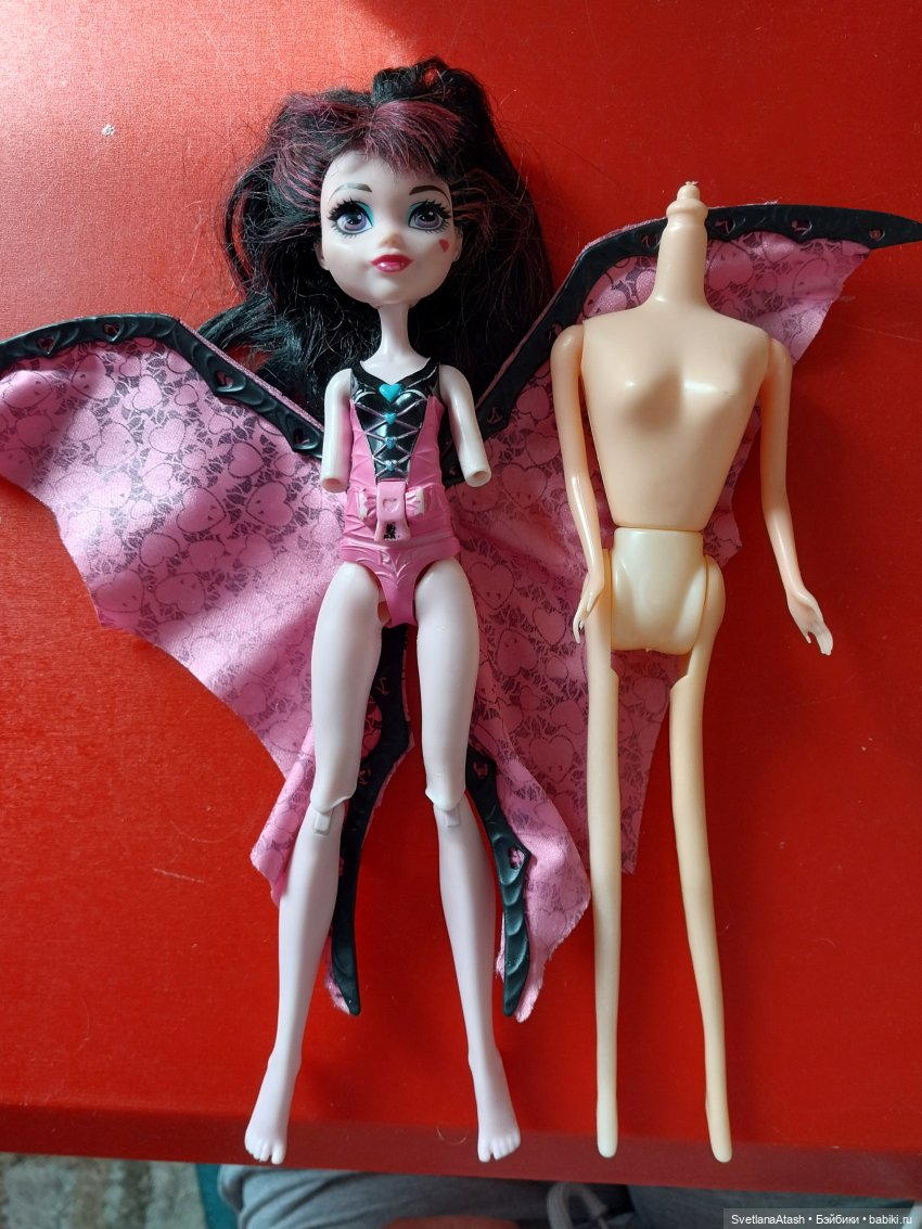 Куклы дочек подруги приходили лечиться + выкройка брюк и безрукавной блузки на куклу Hasbro Super girls (фото 10)