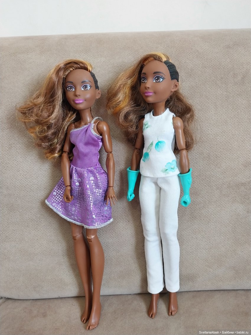 Куклы дочек подруги приходили лечиться + выкройка брюк и безрукавной блузки на куклу Hasbro Super girls