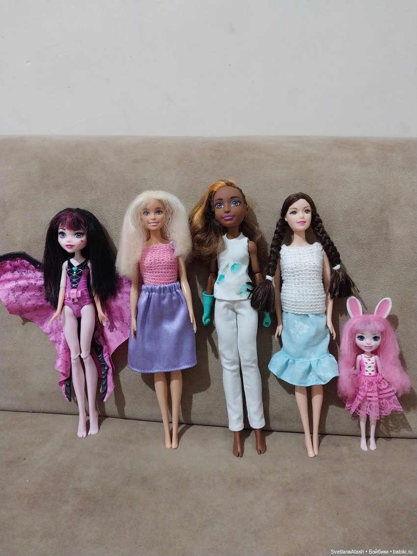 Куклы дочек подруги приходили лечиться + выкройка брюк и безрукавной блузки на куклу Hasbro Super girls