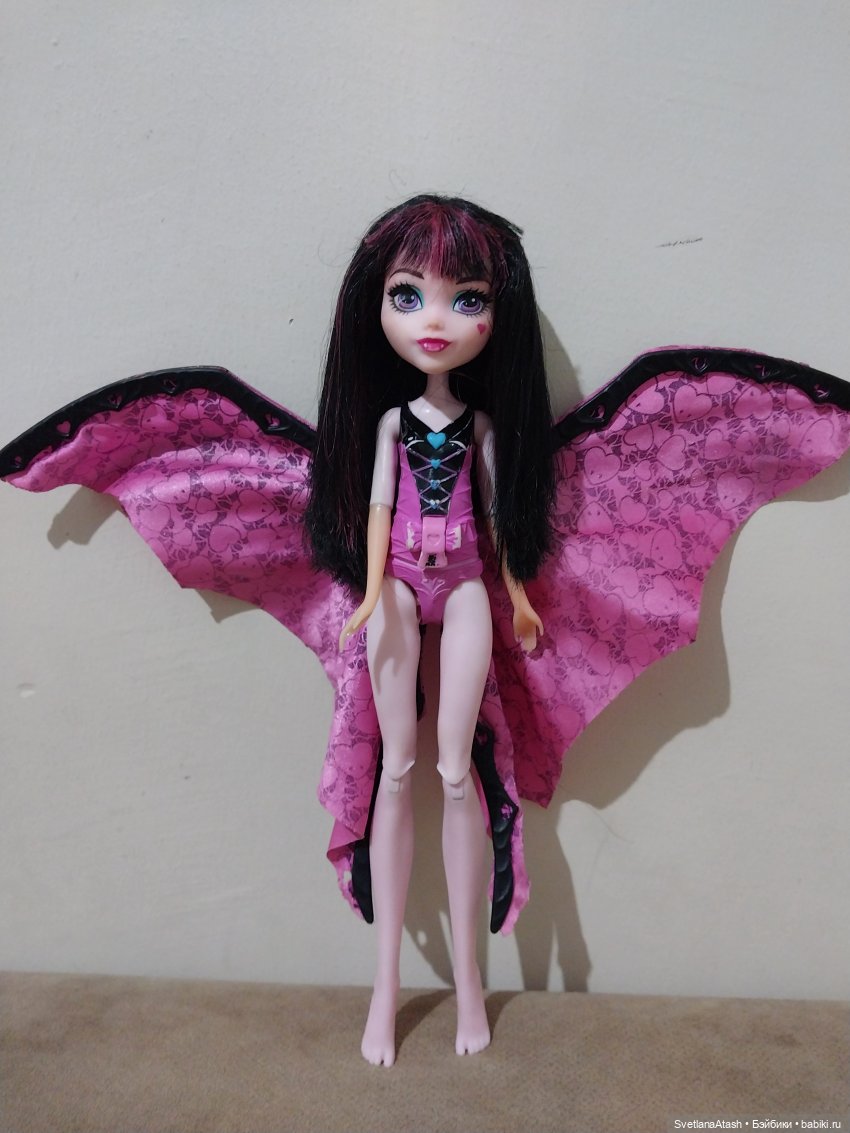 Куклы дочек подруги приходили лечиться + выкройка брюк и безрукавной блузки на куклу Hasbro Super girls