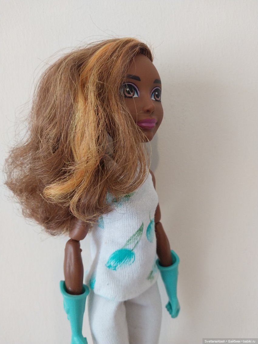 Куклы дочек подруги приходили лечиться + выкройка брюк и безрукавной блузки на куклу Hasbro Super girls