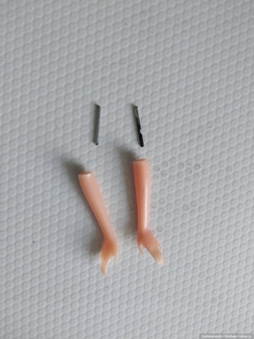 Куклы дочек подруги приходили лечиться + выкройка брюк и безрукавной блузки на куклу Hasbro Super girls