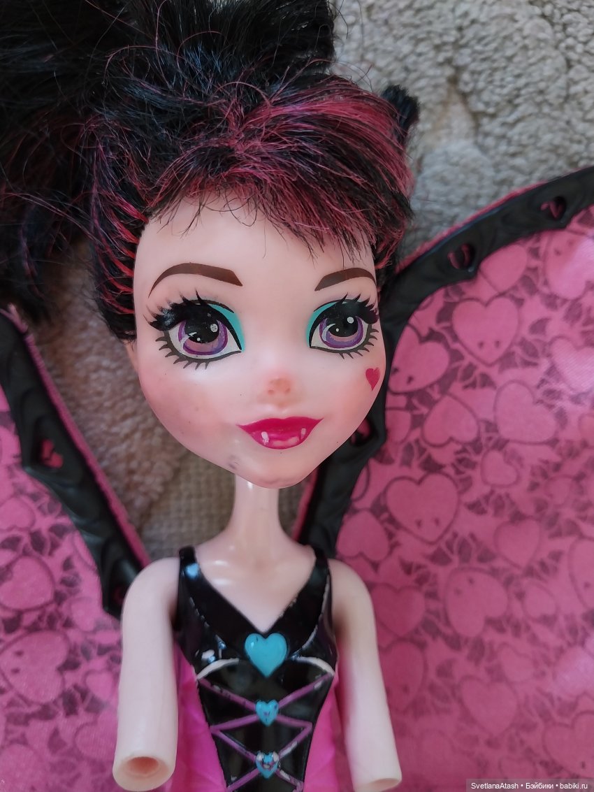 Куклы дочек подруги приходили лечиться + выкройка брюк и безрукавной блузки на куклу Hasbro Super girls (фото 3)