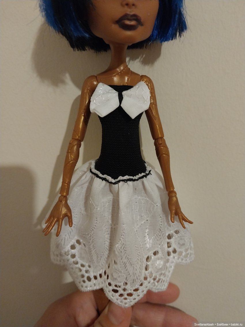 Простое платье для небольших кукол