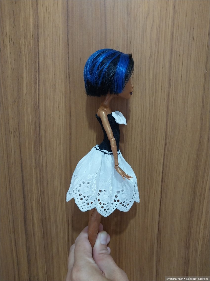 Простое платье для небольших кукол