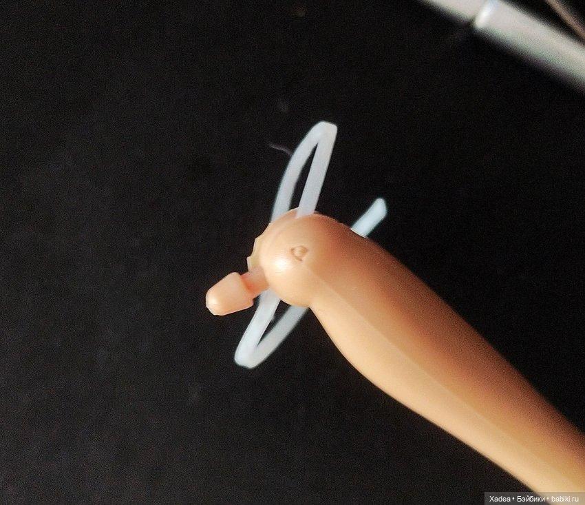 Чиним локтевой шарнир у Барби (фото 2)