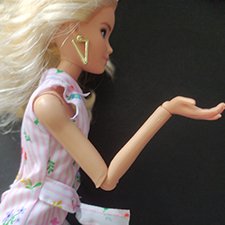 Чиним локтевой шарнир у Барби