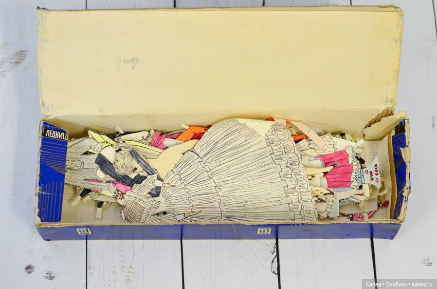 Тайна старой коробки — Бумажные куклы с одеждой для вырезания: шаблоны (фото 2)