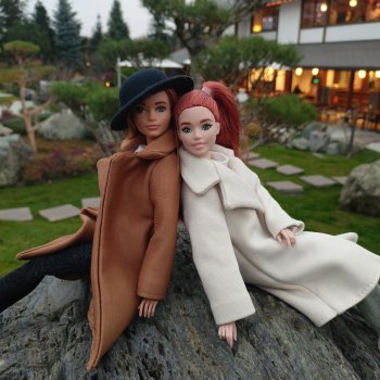 Две сестренки в отпуске.