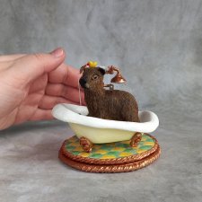 Миниатюрная капибара в ванной