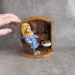 Миниатюрный лев в кресле