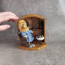 Миниатюрный лев в кресле