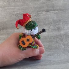 Лягушенок Шут с гитарой