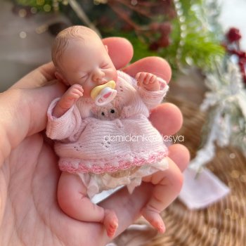 Новые комплекты одежды на миниатюрного младенца