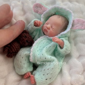 Мятный костюмчик для миниатюрной куклы младенца