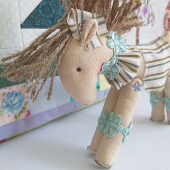 Расчешу ей гриву гладко