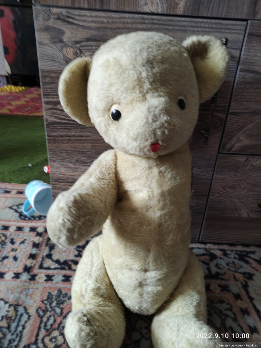 Мишка интересный. Голова и туловище набиты соломой, а лапы ватой.